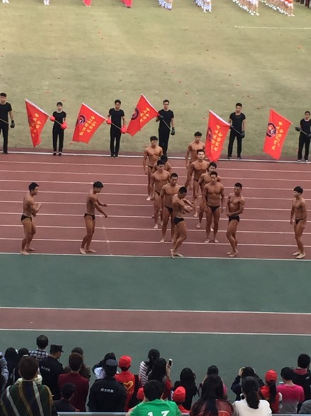 杭州某大學(xué)秋季運(yùn)動(dòng)會(huì)開(kāi)幕式 裸男大秀肌肉