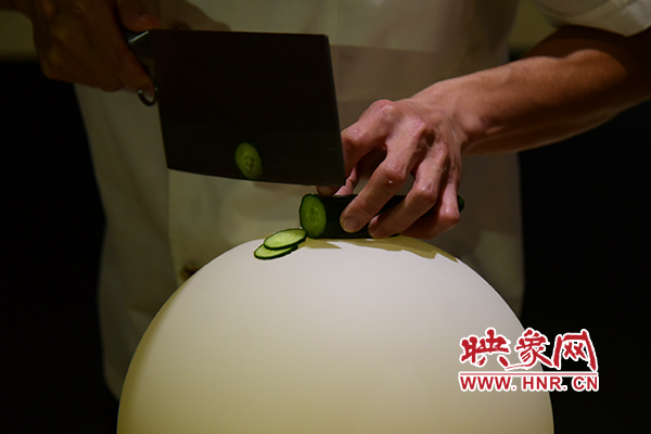 在面團(tuán)氣球上切菜。