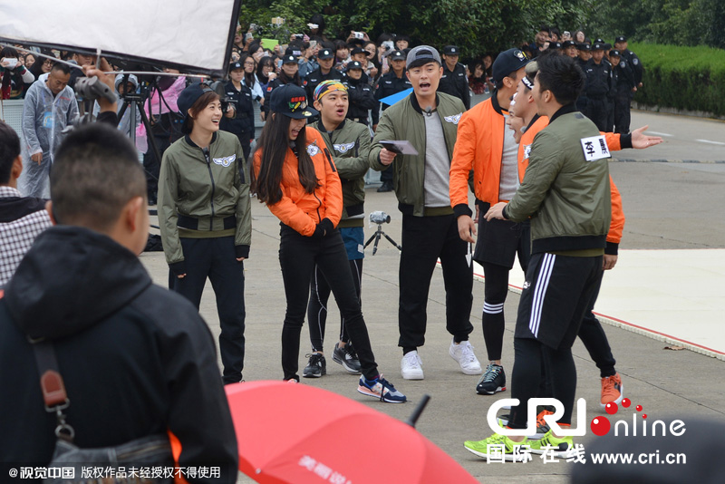 《奔跑吧兄弟》第三季劇組到南京錄制節(jié)目。