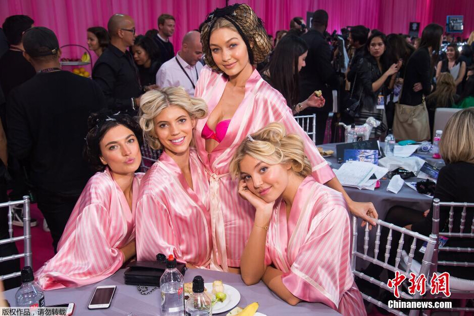 圖為模特Jacquelyn Jablonski（左起），Devon Windsor，Gigi Hadid和Rachel Hilbert在后臺合影。