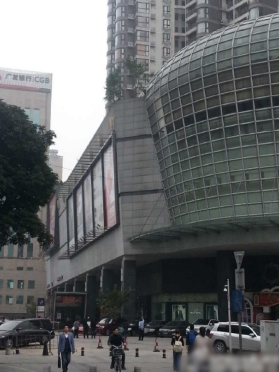 一輛停在停車位上的寶馬轎車，被墜落的樹(shù)枝砸中，樹(shù)枝徑直插入車內(nèi)，現(xiàn)場(chǎng)引發(fā)不少市民圍觀拍照。