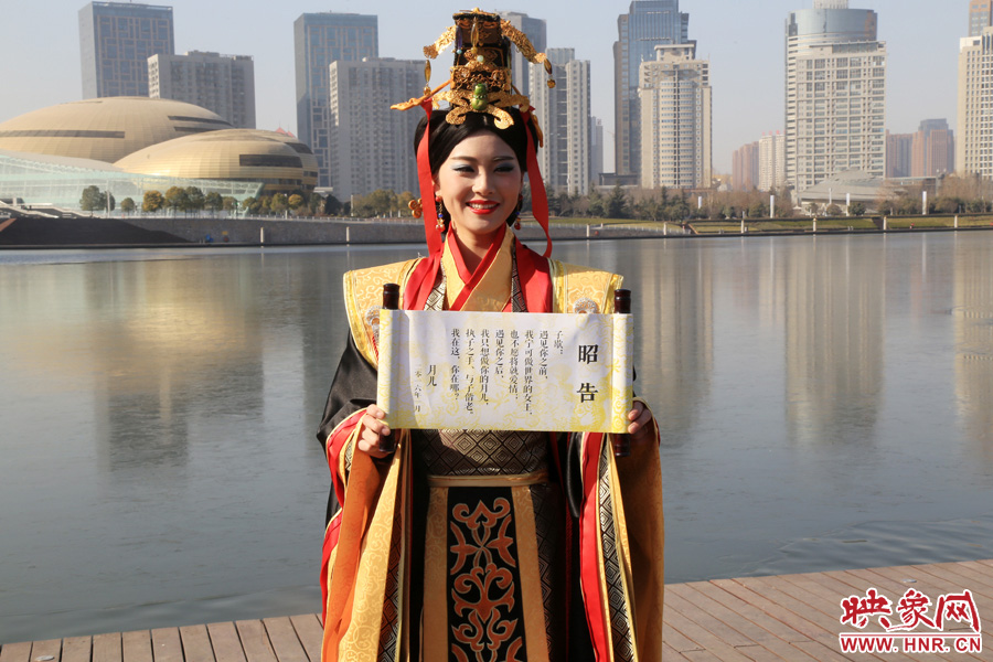 扮成羋月的女子叫小賈，今年27歲，家在鄭州，有房有車(chē)。
