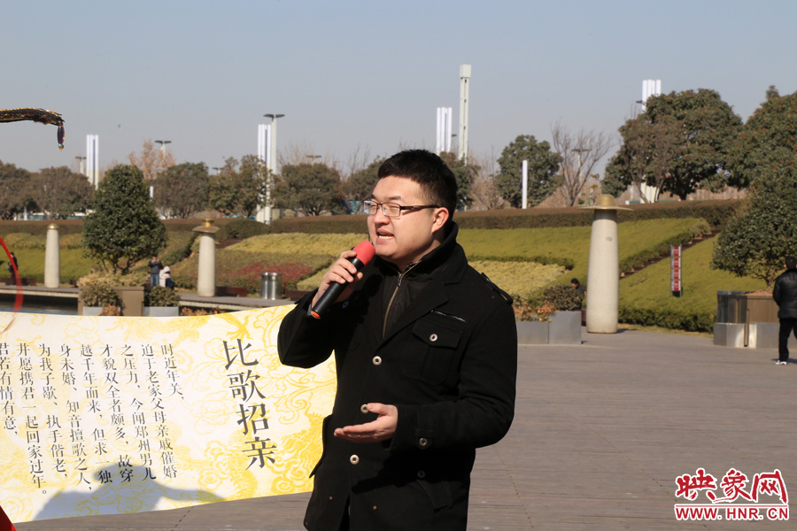 多位在鄭東新區(qū)CBD如意湖附近寫(xiě)字樓上班的單身男性，聞?dòng)嵡皝?lái)唱歌應(yīng)征。