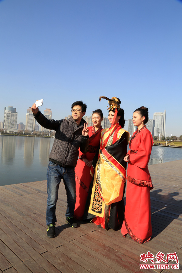 在比歌招親現(xiàn)場(chǎng)，有許多人圍觀拍照。