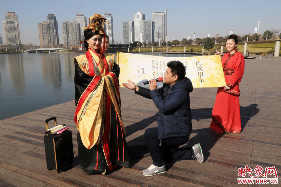 在招親現(xiàn)場(chǎng)，有金融男，也有屌絲男，但小賈當(dāng)場(chǎng)并沒(méi)有答應(yīng)任何人，只是表示先接觸接觸再說(shuō)。
