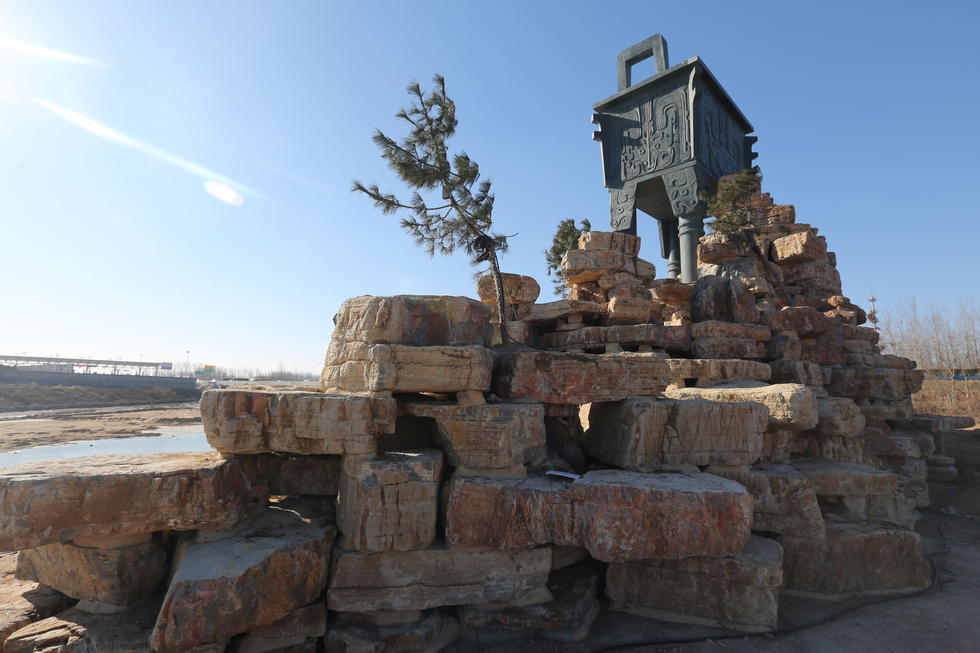 鄭州河邊建十米高銅鼎無防護 網友:不怕淹了？