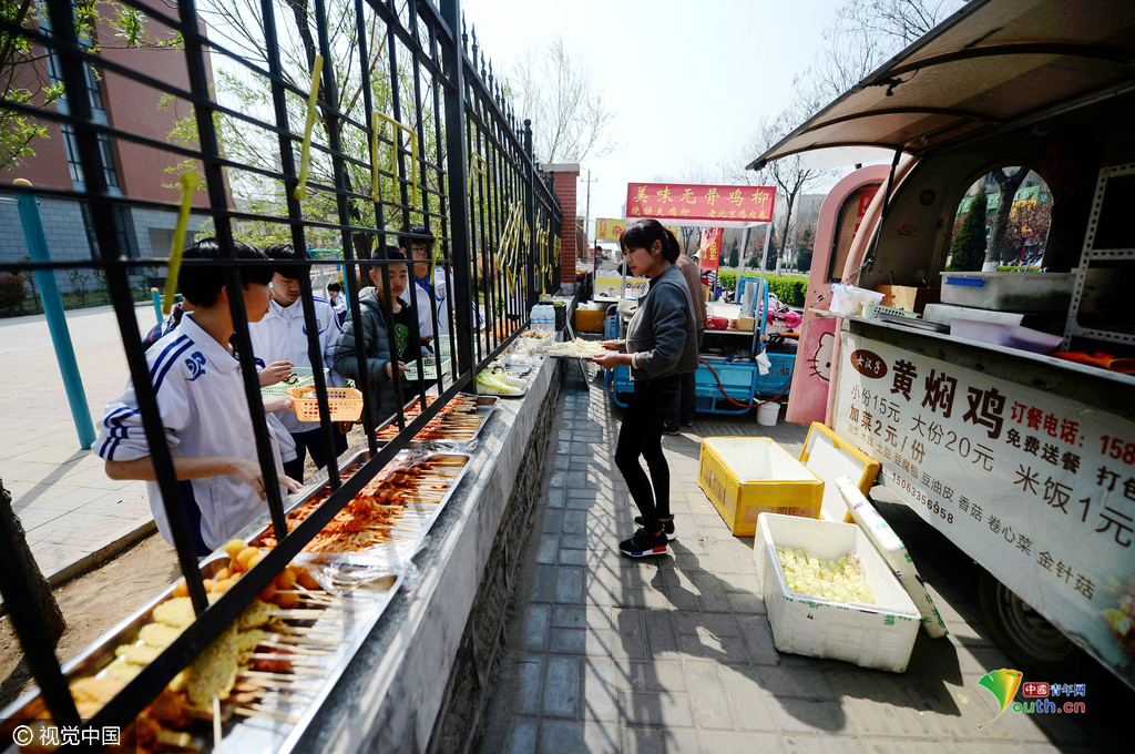 藝校實(shí)行封閉管理 學(xué)生“跨欄”買飯