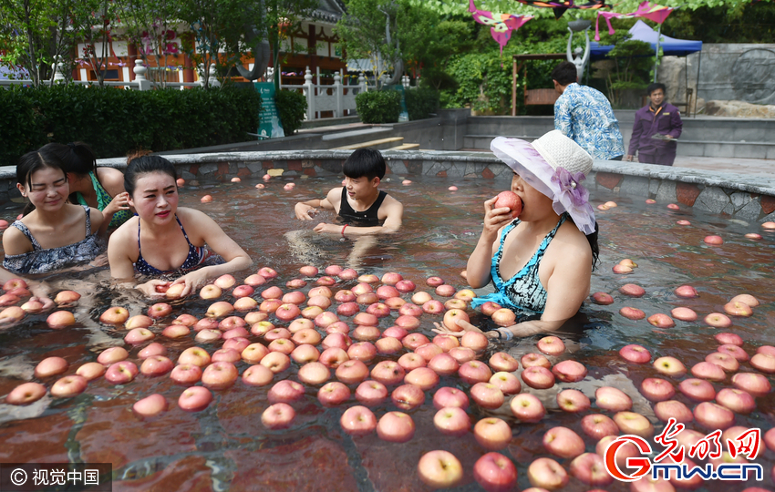 洛陽(yáng)一景區(qū)辦“溫泉水果浴” 蘋(píng)果黃瓜連泡帶吃敷面膜