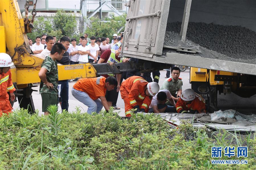 江西會昌一大貨車側(cè)翻 壓扁小車致6人死亡