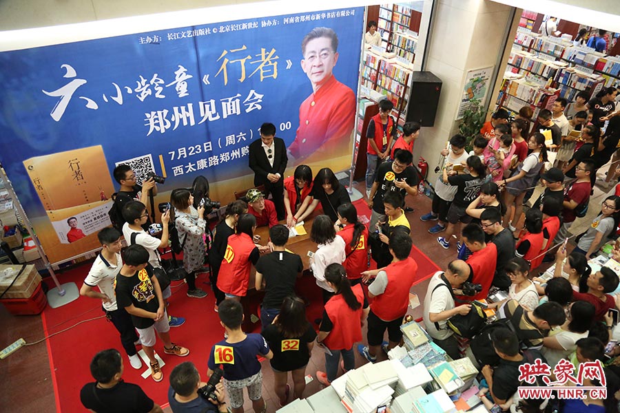 不到三個小時的簽售時間，六小齡童累計簽售自傳2900余冊，創(chuàng)造了鄭州購書中心的歷史記錄.jpg
