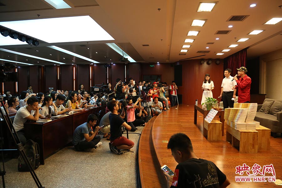 河南本土主流媒體基本全部到場，六小齡童接受記者提問。