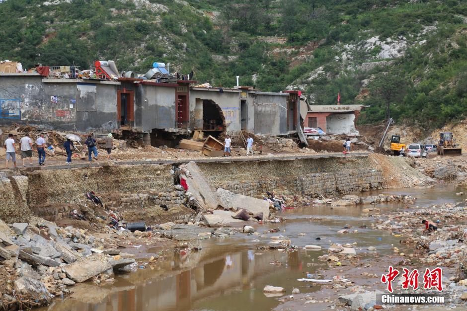 圖為都里鎮(zhèn)小河兩岸的民宅受損嚴(yán)重。