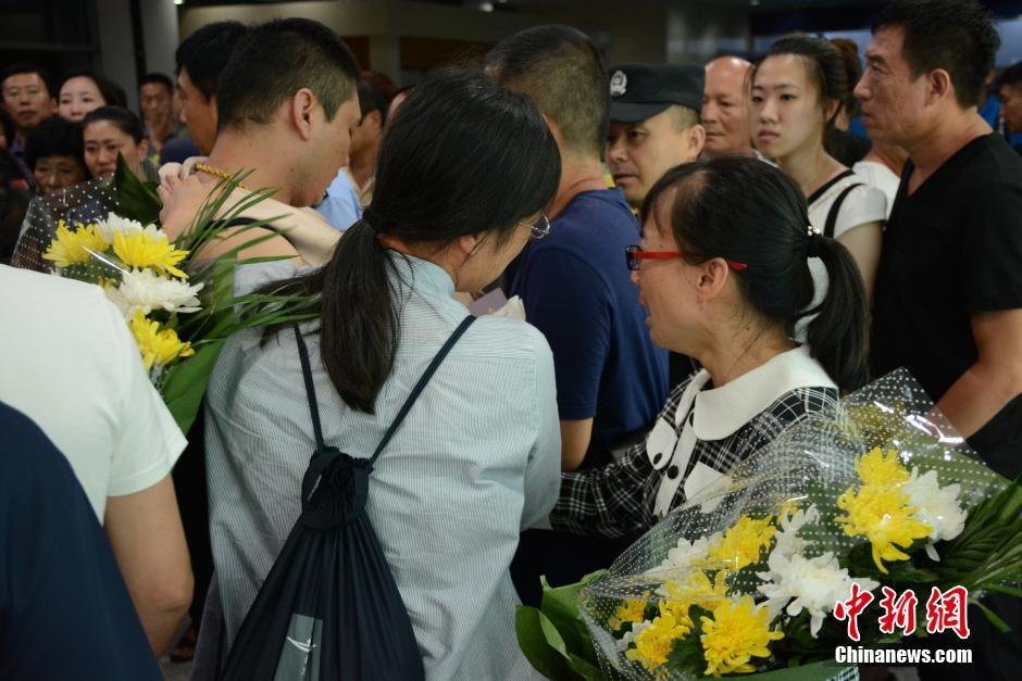 19時30分許，23位罹難者家屬代表陸續(xù)走出機(jī)場，多位家屬失聲痛哭。