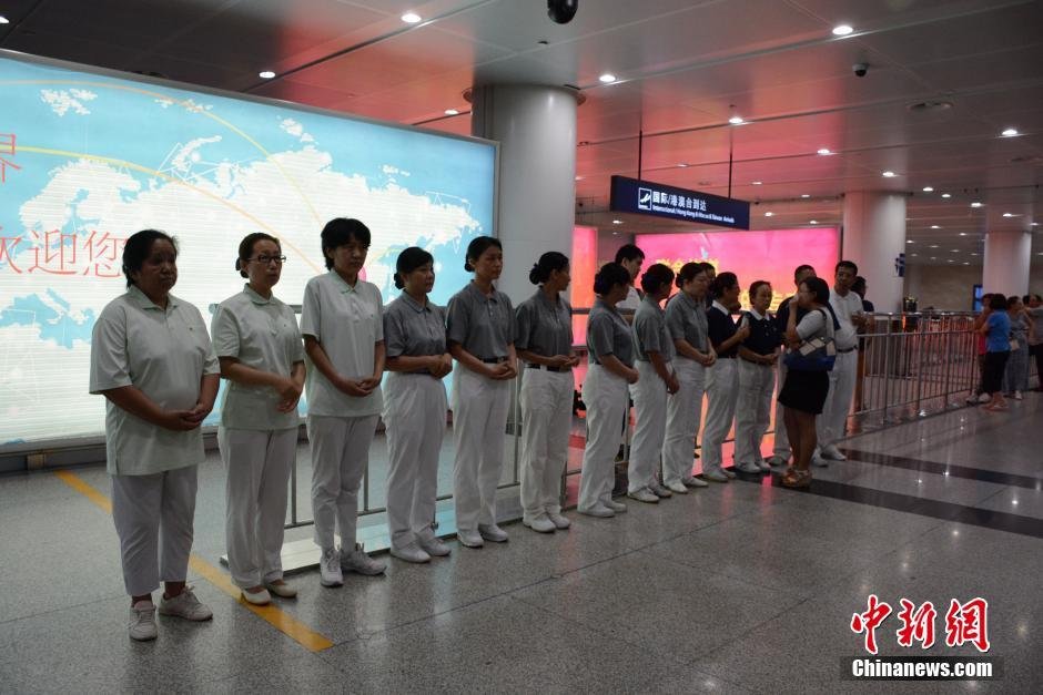 圖為臺灣慈濟(jì)慈善基金會大連聯(lián)絡(luò)處工作人員等候罹難者家屬。
