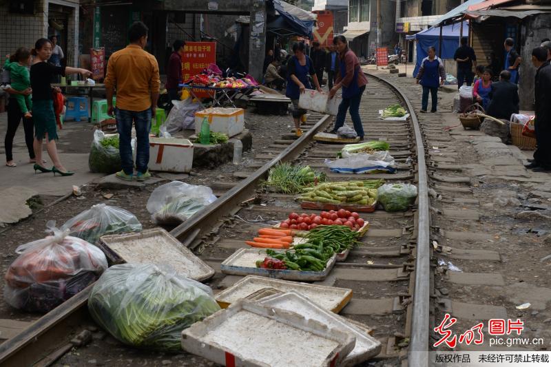 貴州遵義“鐵路菜市” 火車(chē)直接從菜攤上開(kāi)過(guò)