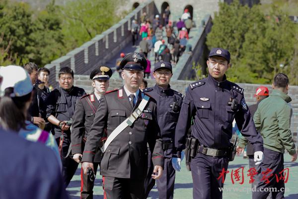 中意警察編隊巡邏。本網(wǎng)記者 陳路坤 攝