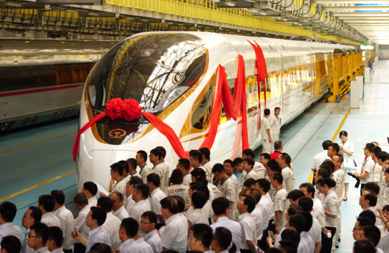 當(dāng)日，由中國鐵路總公司牽頭組織研制、具有完全自主知識產(chǎn)權(quán)、達(dá)到世界先進(jìn)水平的中國標(biāo)準(zhǔn)動車組被命名為“復(fù)興號”?！皬?fù)興號”將于6月26日在京滬高鐵兩端的北京南站和上海虹橋站雙向首發(fā)。