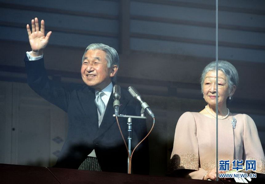 當(dāng)?shù)貢r(shí)間12月23日，在位于日本東京的皇宮，日本明仁天皇向民眾致意。