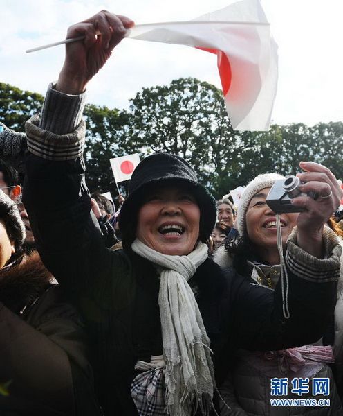 當(dāng)?shù)貢r(shí)間12月23日，在位于日本東京的皇宮，民眾向明仁天皇祝賀生日。