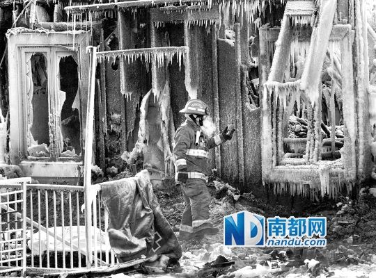 消防員用蒸汽機(jī)融化救火后殘留的冰層，尋找遇難者遺