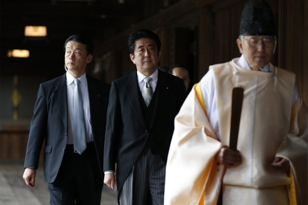 當?shù)貢r間2013年12月26日，日本東京，日本首相安倍晉三抵達靖國神社。