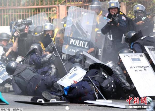 當?shù)貢r間2月18日，泰國曼谷警方與示威者發(fā)生沖突。