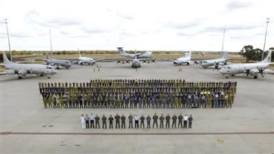 4月29日，澳大利亞珀斯，馬航MH370空中搜索正式結(jié)束，參與搜索的多國(guó)部隊(duì)在離開(kāi)前留影紀(jì)念。