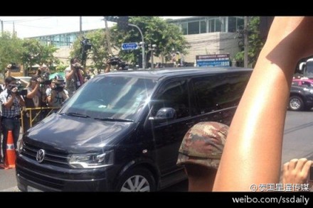 英拉乘坐其私人防彈車(chē)抵達(dá)軍方設(shè)施。