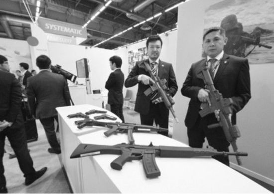 　日本企業(yè)在歐洲國際防務(wù)展上展示橡膠槍。