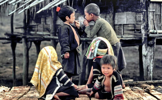 泰國(guó)罕見(jiàn)隱世部落照片曝光 兒童吸煙玩步槍(高清組圖)