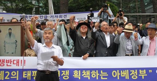 7月2日，在韓國(guó)首爾的日本駐韓國(guó)大使館前，民眾手持標(biāo)語(yǔ)參加抗議活動(dòng)。