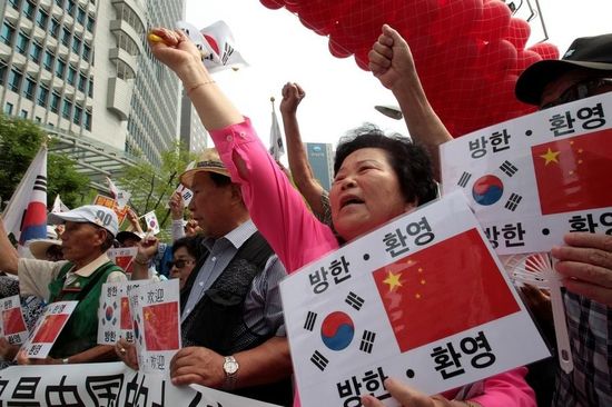 7月2日，在中國(guó)駐韓使館前，韓國(guó)民眾集會(huì)歡迎中國(guó)國(guó)家主席習(xí)近平訪韓，并打出寫(xiě)有“釣魚(yú)島是中國(guó)的土地”字樣。