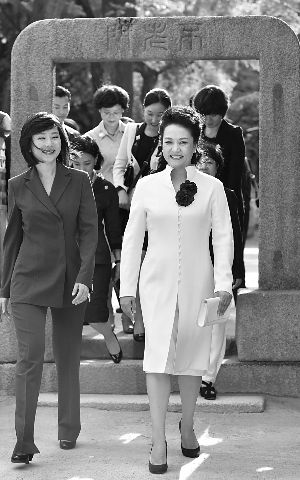 昨天，彭麗媛在韓國(guó)代理“第一夫人”趙允旋左的陪同下參觀昌德宮。