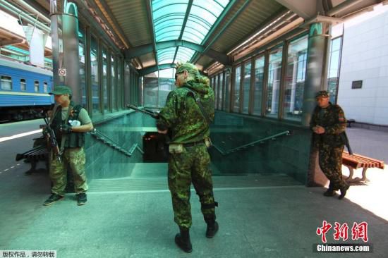 烏克蘭政府軍和民間武裝在頓涅茨克機(jī)場火車站附近發(fā)生激烈交火,火車站附近街道受到炮彈猛烈襲擊。