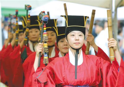 3日，韓國首爾，成均館內(nèi)，民眾穿著傳統(tǒng)服飾跳舞迎接中秋。中秋和春節(jié)一樣，是韓國最重要的傳統(tǒng)節(jié)日。