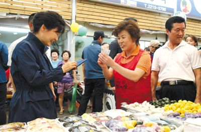 5日，韓國首爾，韓國總統(tǒng)樸槿惠在中秋前視察市場，購買過節(jié)食品。