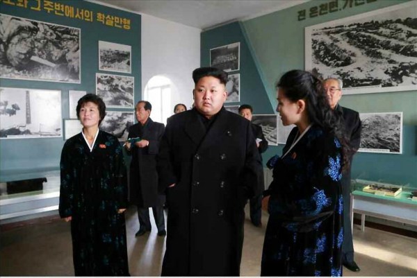 當?shù)貢r間2014年11月25日，據(jù)朝鮮《勞動新聞》報道，朝鮮領(lǐng)導人金正恩和妹妹金與正一起視察朝鮮反美