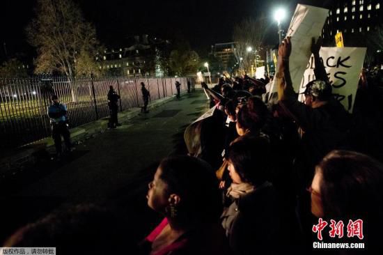 美國(guó)白宮前擠滿了抗議槍殺黑人青年的白人警察免遭起訴案件的美國(guó)民眾。