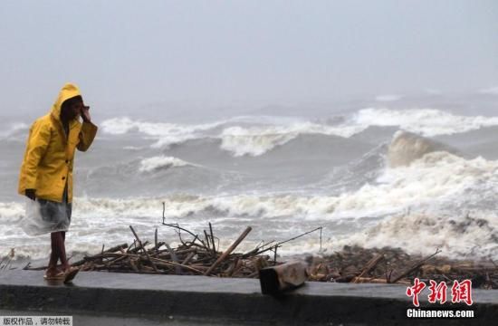 　當地時間12月8日，臺風“黑格比”橫穿菲律賓，掀起狂風巨浪，沿海城市的居民已轉移至安全地帶。