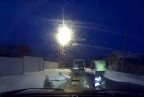 警車追逐中仍未追上可疑汽車，此時令人震驚的一幕出現(xiàn)，一名警察從警車中跳出來，向可疑車輛跑去。
