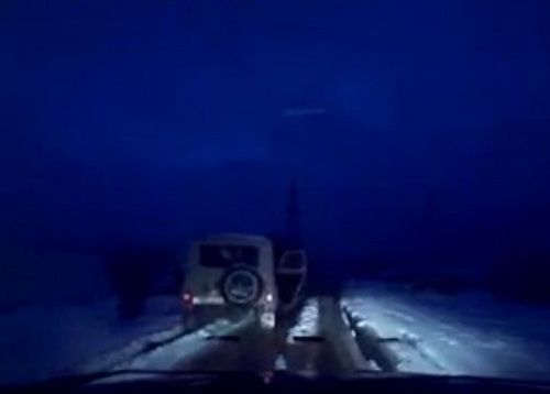 　　警察成功打開可疑汽車的車門并登上汽車，司機見狀立即停車及棄車逃走，警察則下車繼續(xù)追捕司機。