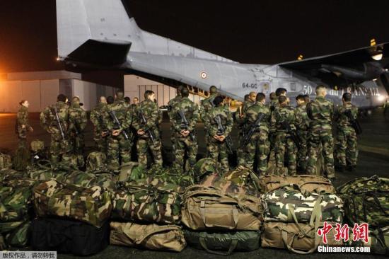 當(dāng)?shù)貢r(shí)間1月7日，法國軍人抵達(dá)巴黎布爾歇機(jī)場(chǎng)。他們將被部署在巴黎，以增強(qiáng)巴黎市的安保力量。