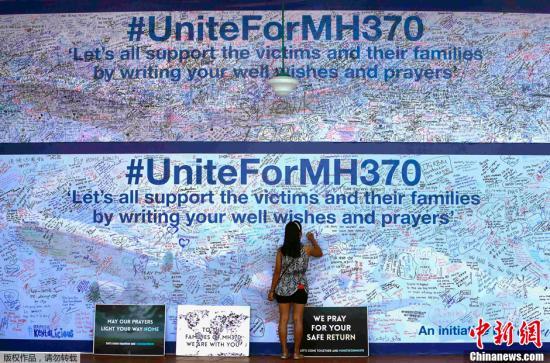 3月19日，馬來西亞八打靈再也(Petaling Jaya)，民眾在簽名板上簽名為馬航MH370祈福