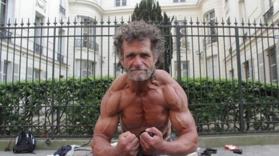 巴黎50歲流浪漢薩亞戈·雅克擁有一身壯碩的肌肉。（網(wǎng)頁截圖）