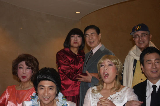 日本前首相鳩山由紀(jì)夫（后排左一）女性扮相演出音樂(lè)?。ňW(wǎng)頁(yè)截圖）