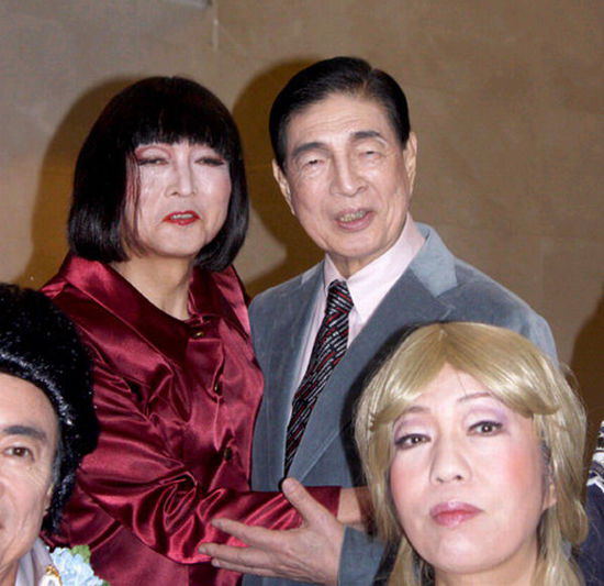 日本前首相鳩山由紀(jì)夫（后排左一）女性扮相演出音樂(lè)?。ňW(wǎng)頁(yè)截圖）