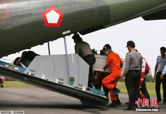 印尼打撈亞航客機(jī)機(jī)身再次失敗已打撈70具遺體 印尼打撈亞航客機(jī)機(jī)身再次失敗已打撈70具遺體