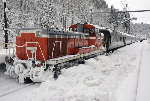 JR一臥鋪特急列車，因大雪在JR奧羽線津輕湯站附近拋錨，約130名乘客不得不在車上過夜。