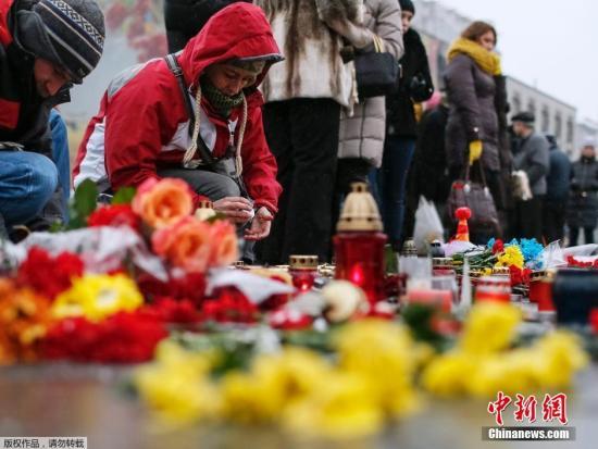 當(dāng)?shù)貢r(shí)間2015年1月25日，烏克蘭，烏克蘭民眾集會悼念在馬里烏波爾遭炮擊遇難的民眾。