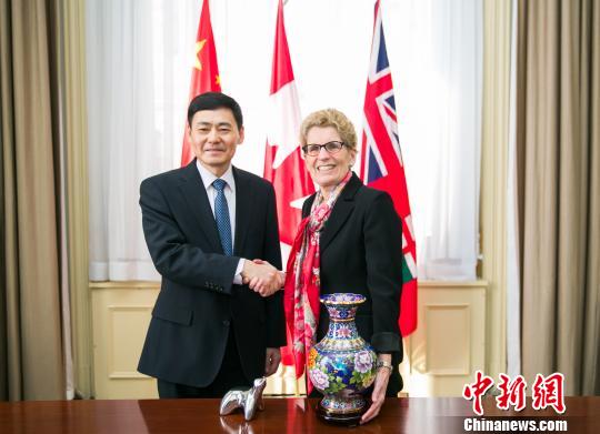 圖示省長韋恩（右）與薛冰總領(lǐng)事首度官式會晤?！“彩?攝